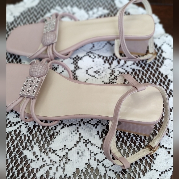 Nwot Low Heeled Lavender Sandals with Easy Hook Slip on Closure - Guximan? - Picture 3 of 12